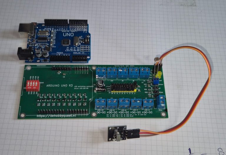 Arduino en een printplaat met relaismodules en verbindingen.