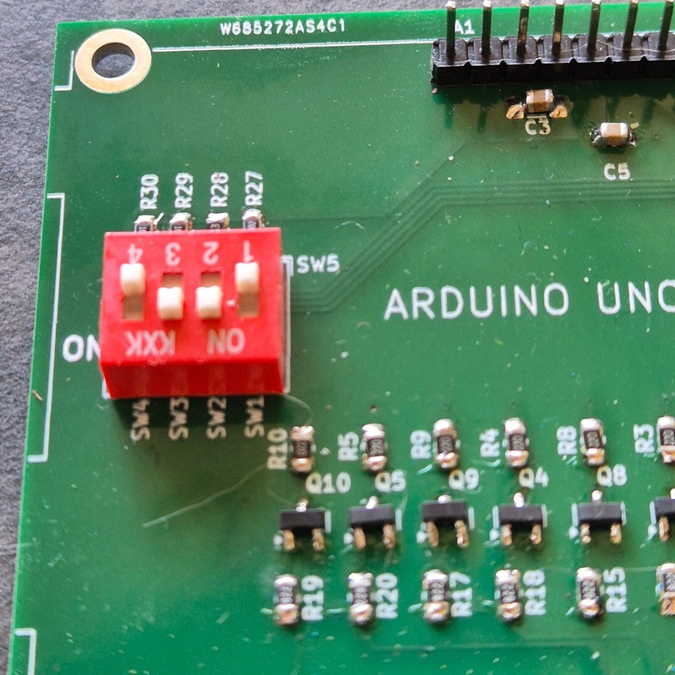 DIP-Switch Arduino printplaat met schakelaars en elektronische componenten.
