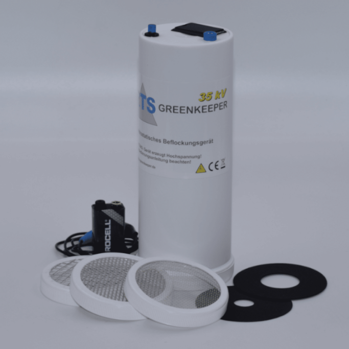 Groene filterset met twee ringen en een batterij, verpakt in een witte cilinder.