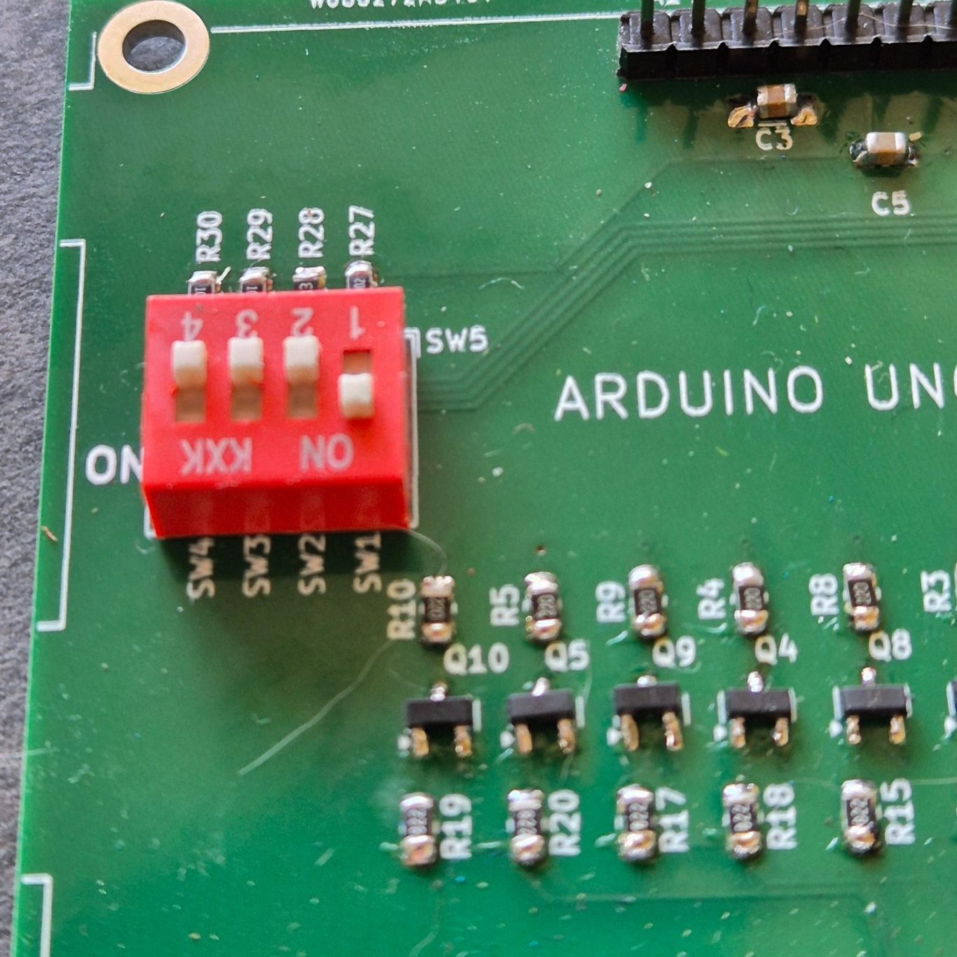 DIP-Switch Groene printplaat met een Arduino Uno en verschillende schakelmodules.