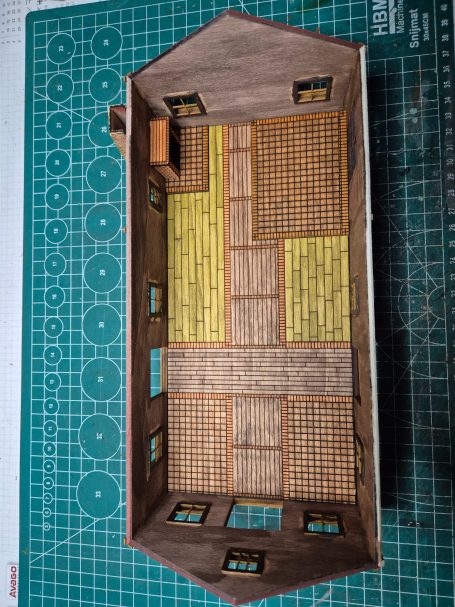 Een gedetailleerd model van een interieur met houten vloeren en muren.